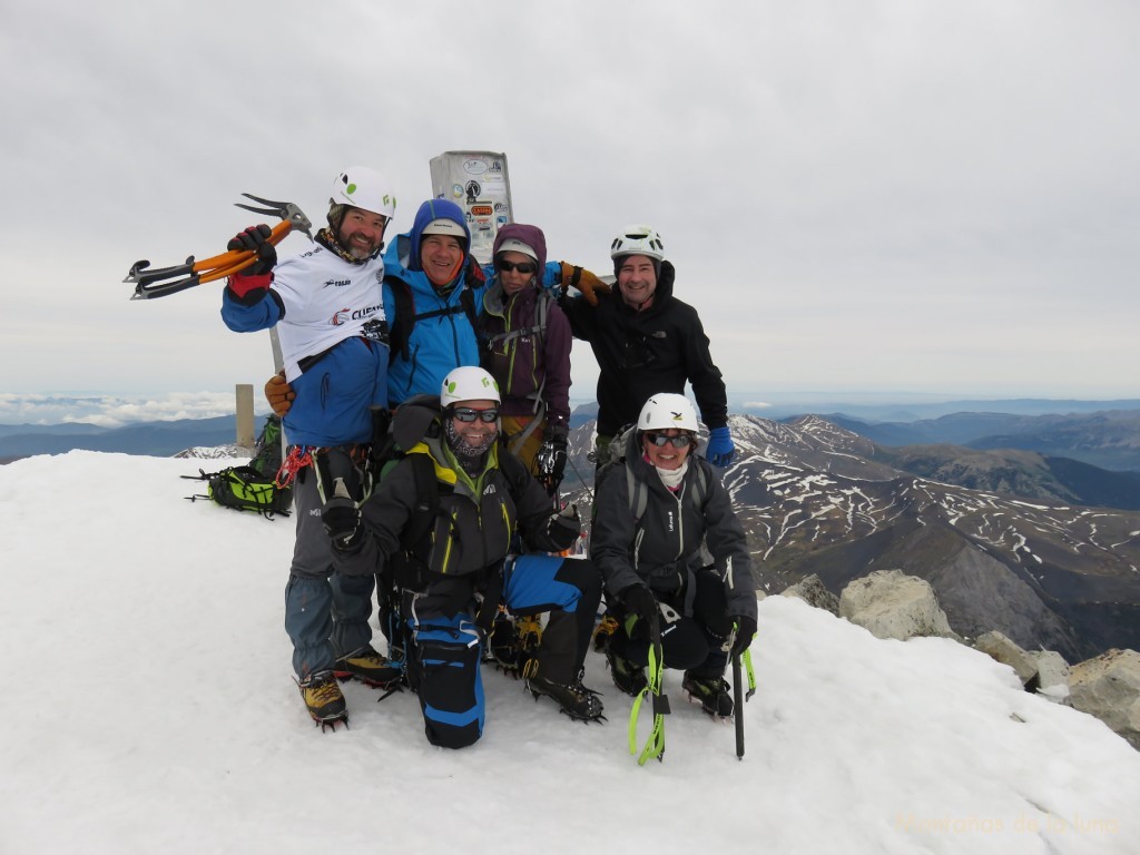 De izquierda a derecha y de arriba a abajo: Lea, Xavi, Francesc, Flora, Olga y Joaquín en la cima del Aneto, 3.404 mts.